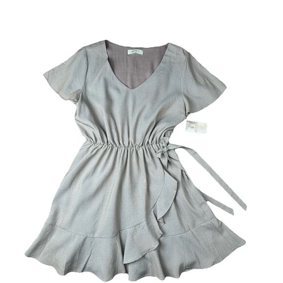 A Beautiful Soul Dresses & Skirts - A Beautiful Soul dress women's 14/16 short sleeve Elastic Waist V-neck NEW